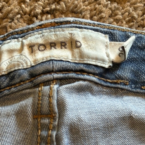 Torrid women’s sz 20 Light Blue Distressed  stretch capris shorts bottoms - Picture 5 of 6